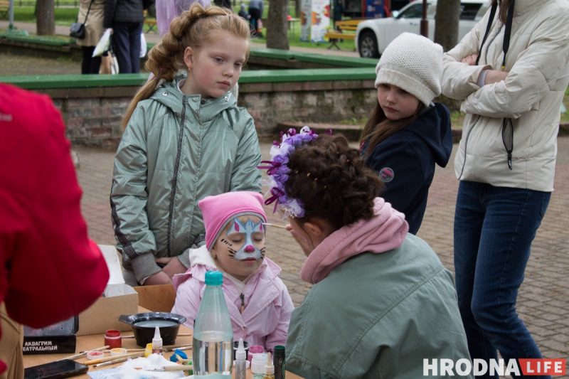 Пчёлы, танки, Мойдодыр. День семьи в Гродно отметили парадом колясок