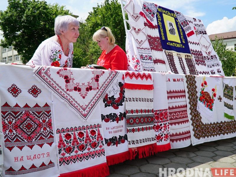 Украинцы на подворье. Фото: Hrodna.life