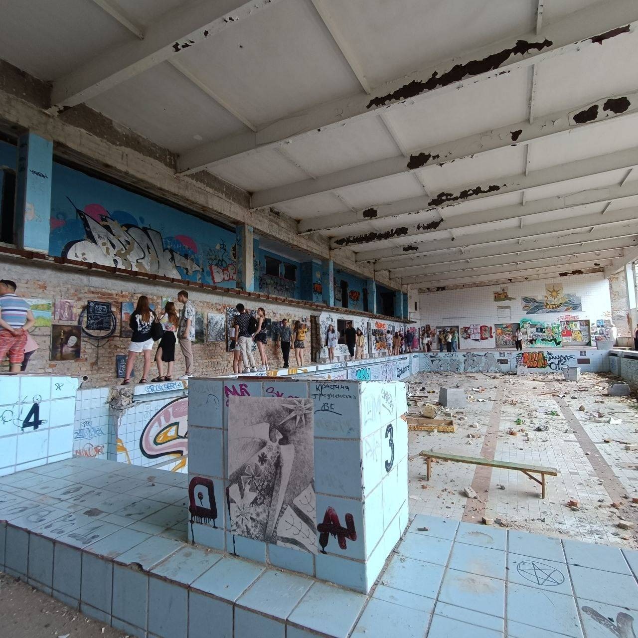 В Гродно в заброшенном бассейне открыли выставку молодежного искусства