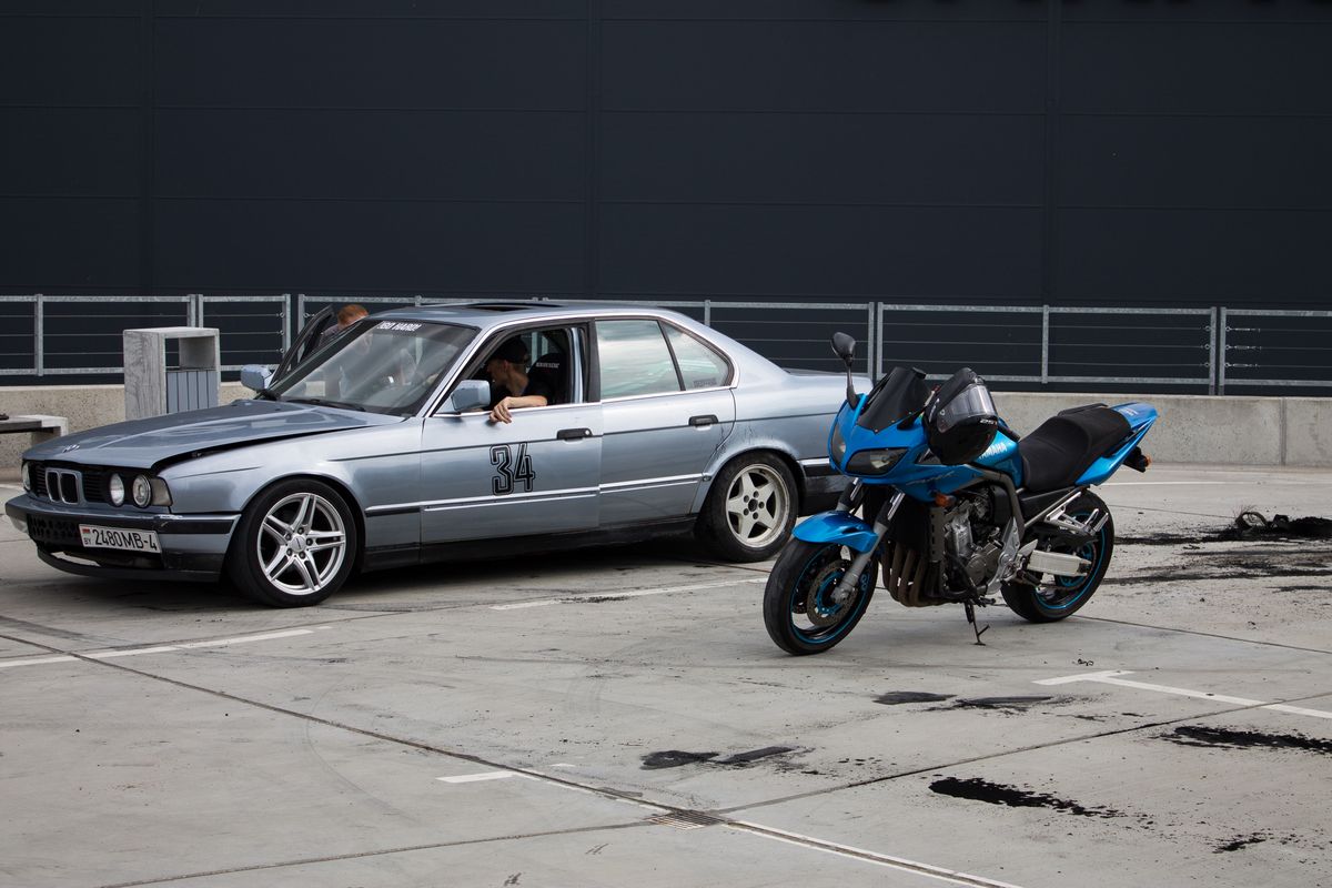 Стас жег резину на своем BMW, а Олег - на Yamaha Fazer 1000