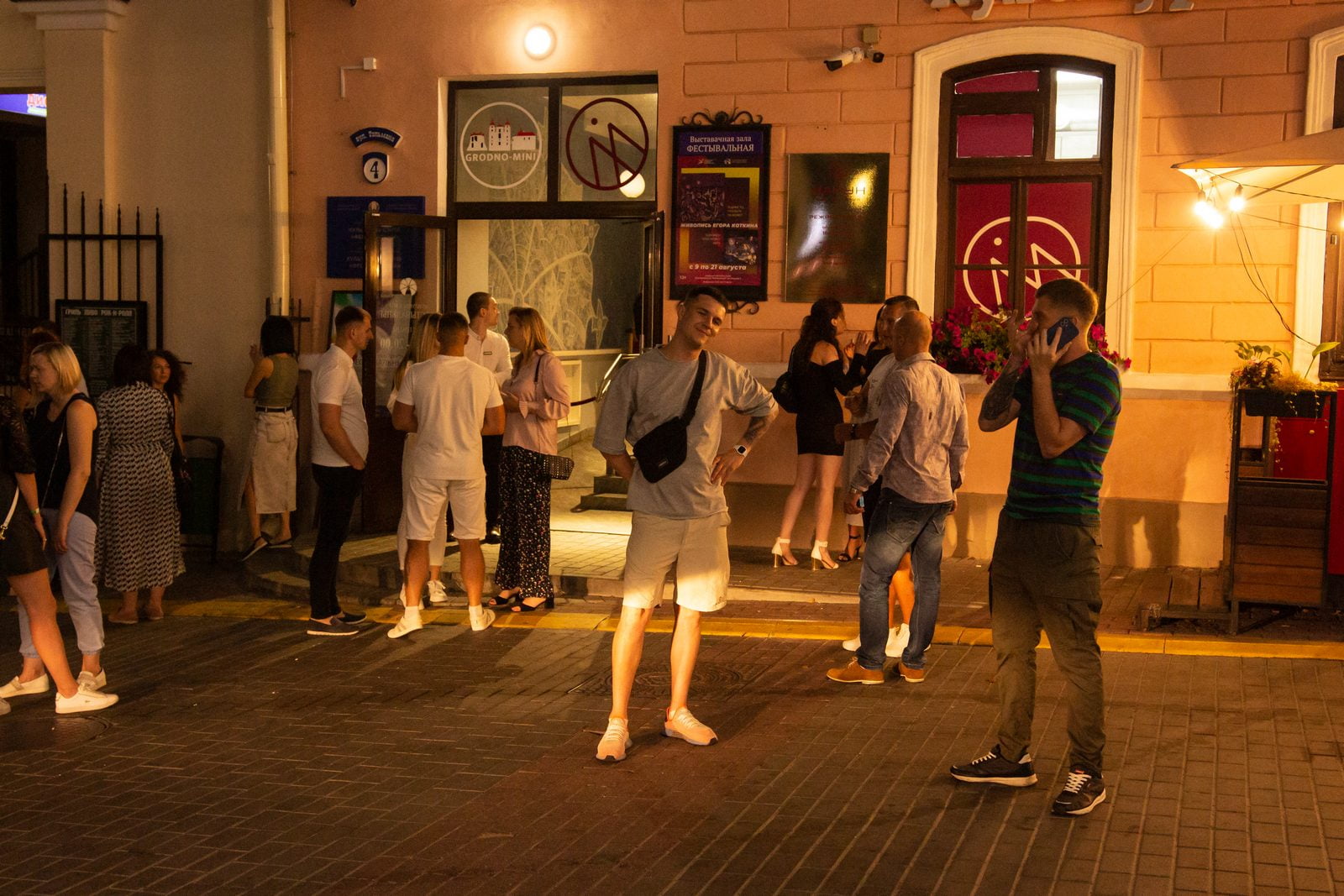 Уличные концерты, пары и запрет алкоголя после 23.00. Посмотрели, как гродненцы отдыхают на выходных