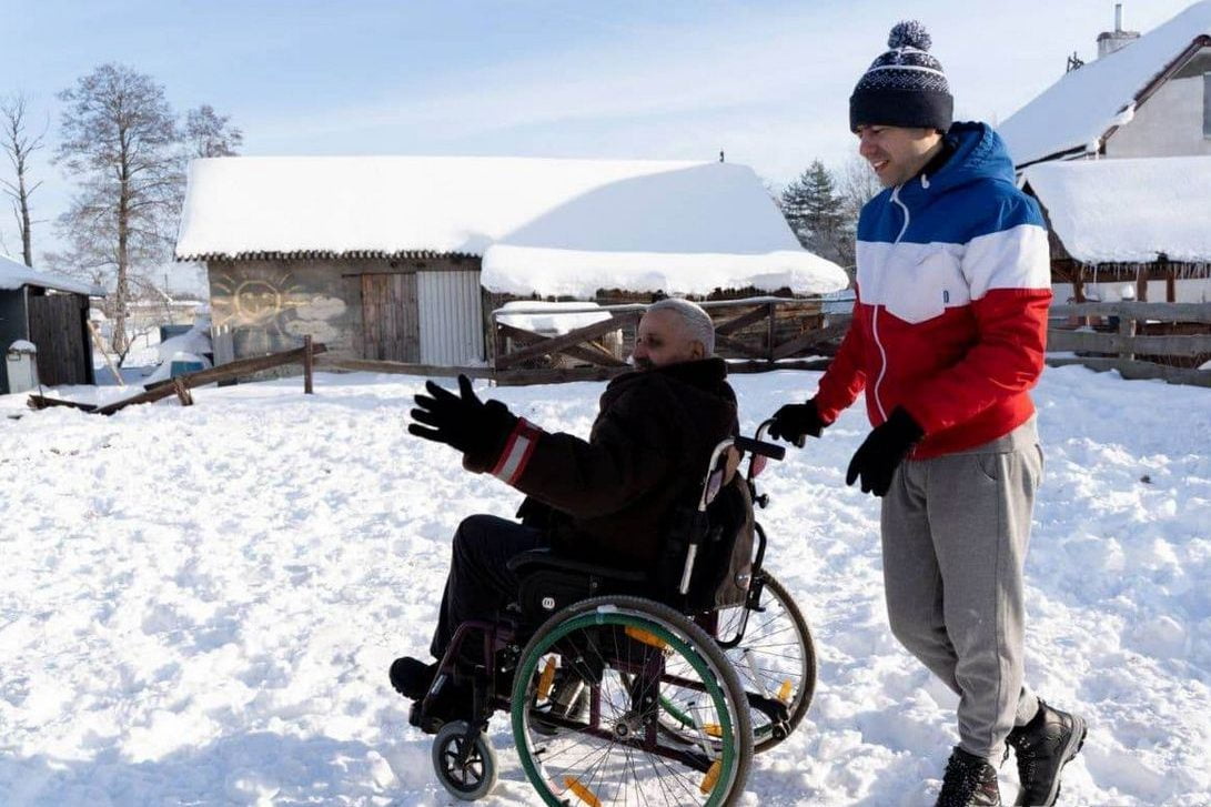 Артур Кунцевич и Виталий Мазука идут на встречу с лошадью Белкой. Фото: Елена Миронова . иппотерапия