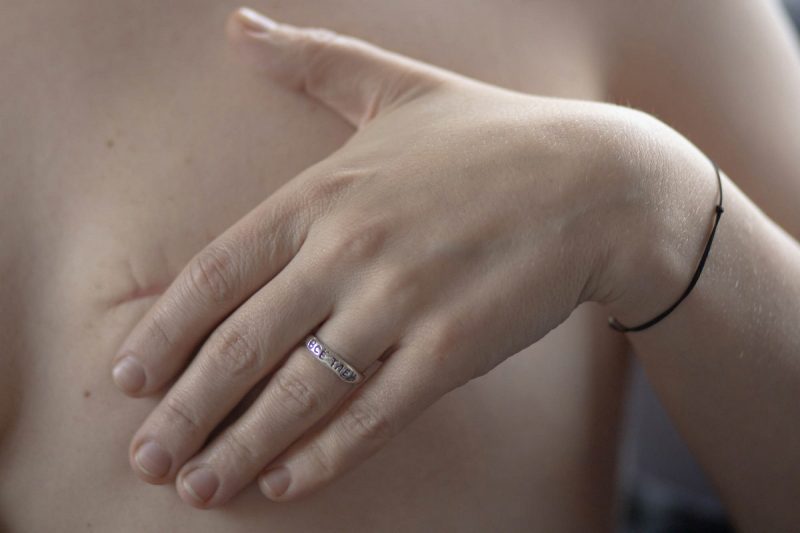 Катерина Пытлева - из третьего поколения и шестая по счёту из женщин семьи, которые болеют раком груди. На руке у неё кольцо с надписью "Всё тлен"