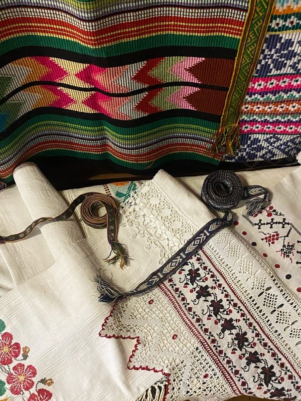 Полотенца - белые, пояса - красные. В Гродно открыли выставку традиционного народного текстиля