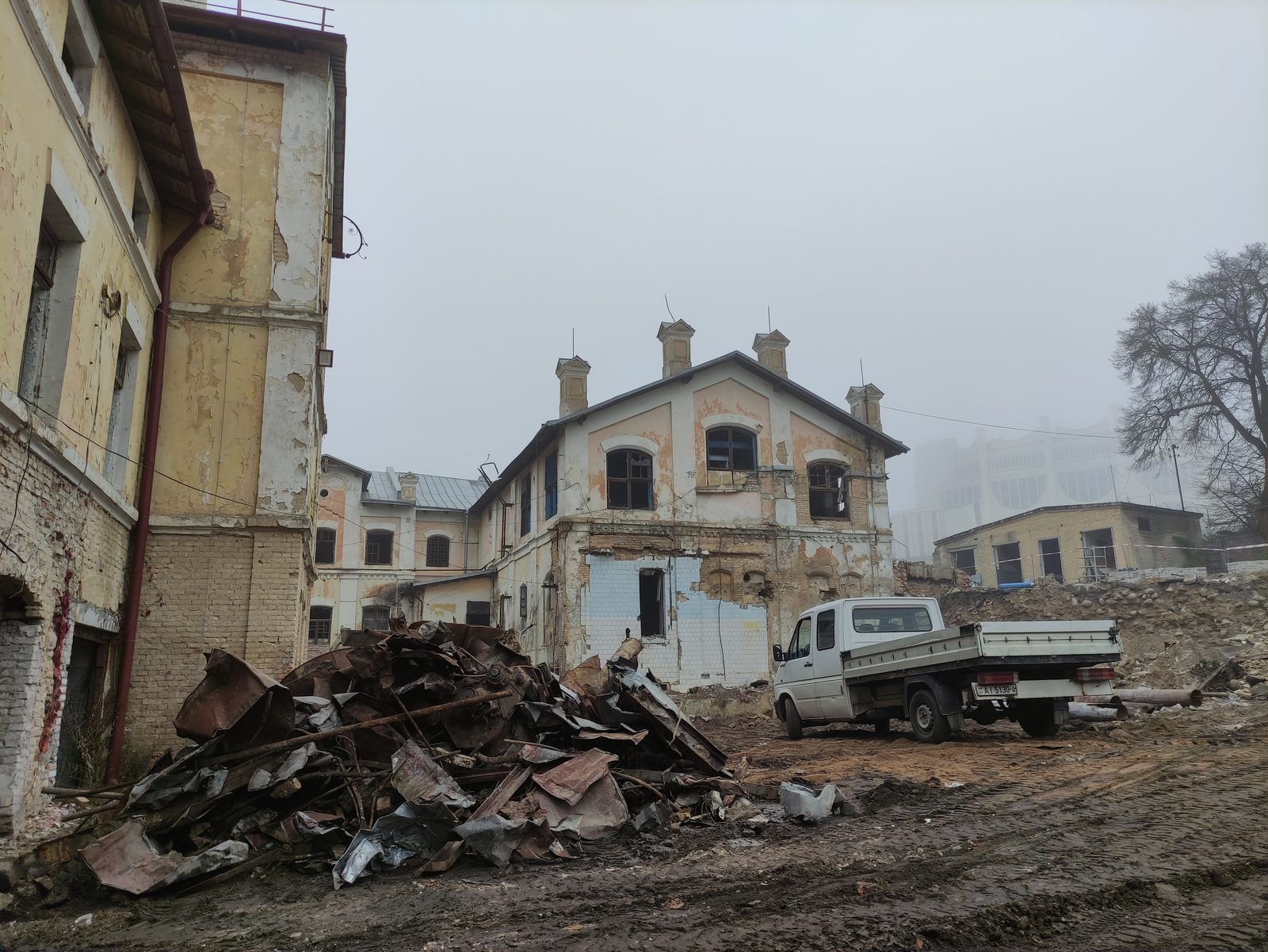 реконструкция гродненский пивзавод. Мусор, который был в здании. Фото: Hrodna.life
