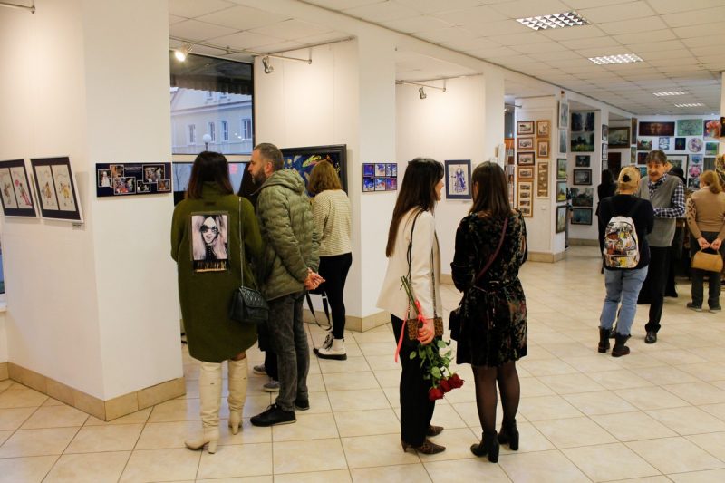 “За один год – одна работа”. В Гродно открылась выставка главной театральной художницы города