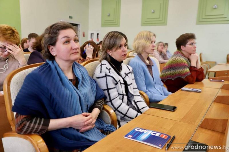 Сотрудники областного института развития образования слушают послание Лукашенко