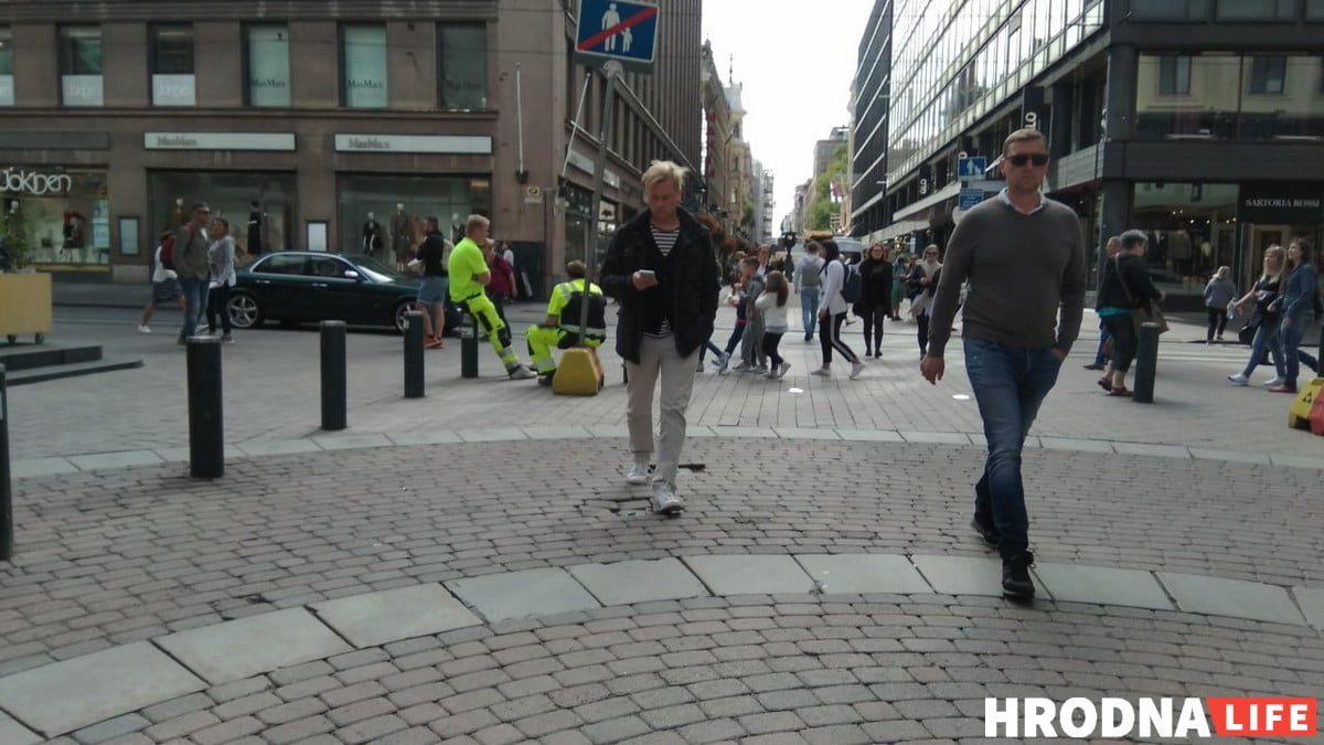 Хельсинки. На улице города обычные люди самой счастливой страны. World Happiness Report