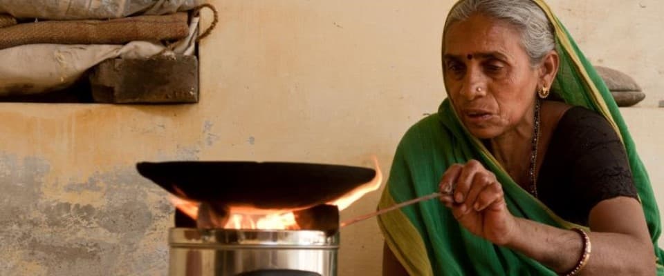 Why India’s urban poor struggle to transition to clean cooking despite grave health impacts