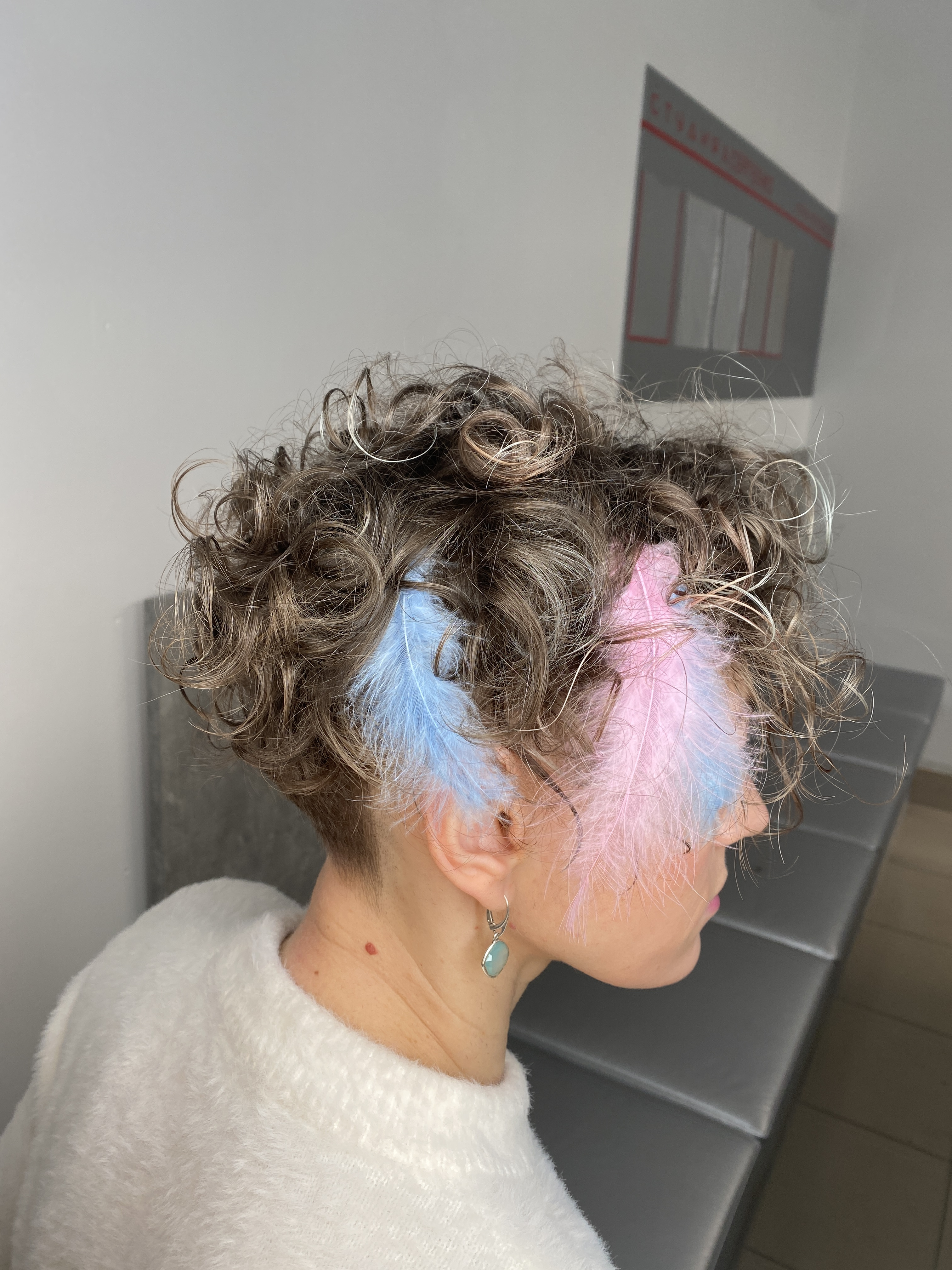 Голубые и розовые перья для волос в короткой стрижке