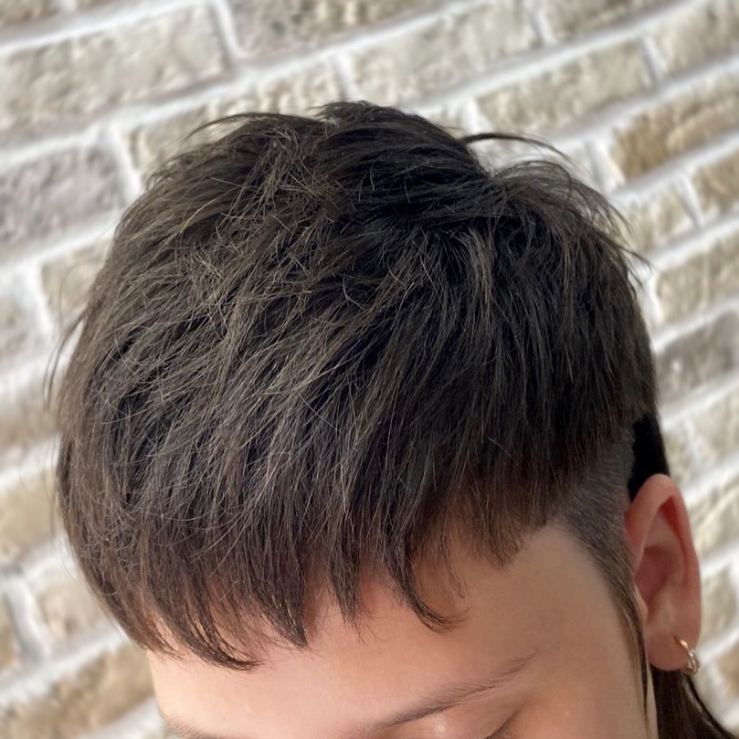 Маллет стрижка на короткие волосы с выбритыми висками 2