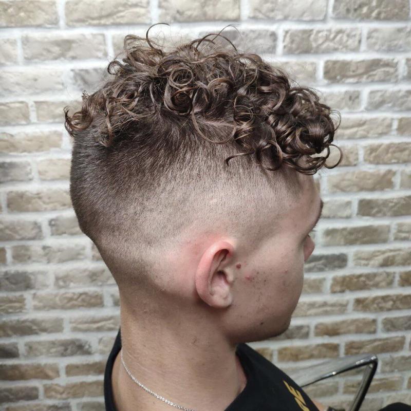 Завивка чёлки мужская