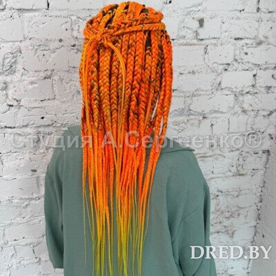 Детские афрокосички в Минске — крупный план причёски с цветным канекалоном