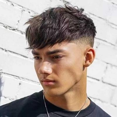 //cdn.optipic.io/site-102379/blog/men/strizhka/muzhskaya-strizhka-messy-fringe/choppy-layers-and-textured-bangs.jpg