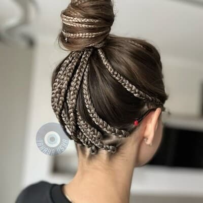 Афрокосички на затылке из канекалона натурального оттенка — частичное плетение, вид сзади 