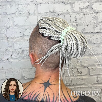 Белые афрокосы на теменной зоне — плотное плетение из канекалона при коротких висках, вид сзади 