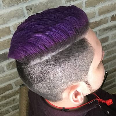  Волос окрашен в фиолетовый цвет
