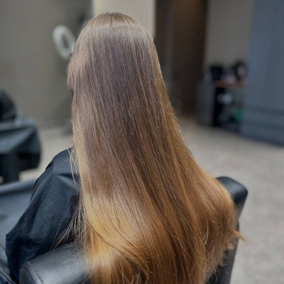 Отросшие корни после осветления — тёмная база и светлая длина