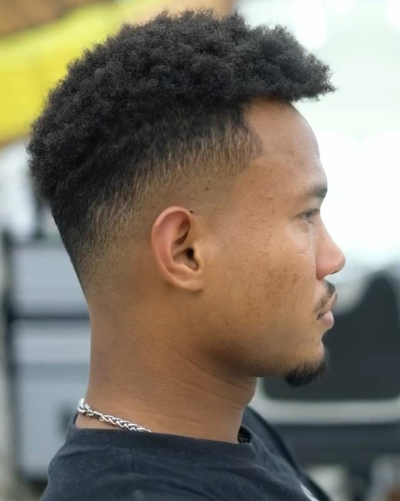 Плотные афрокудри у мужчины после завивки