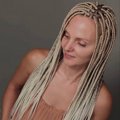 Тонкие афрокосички на всю голову, светлый цвет