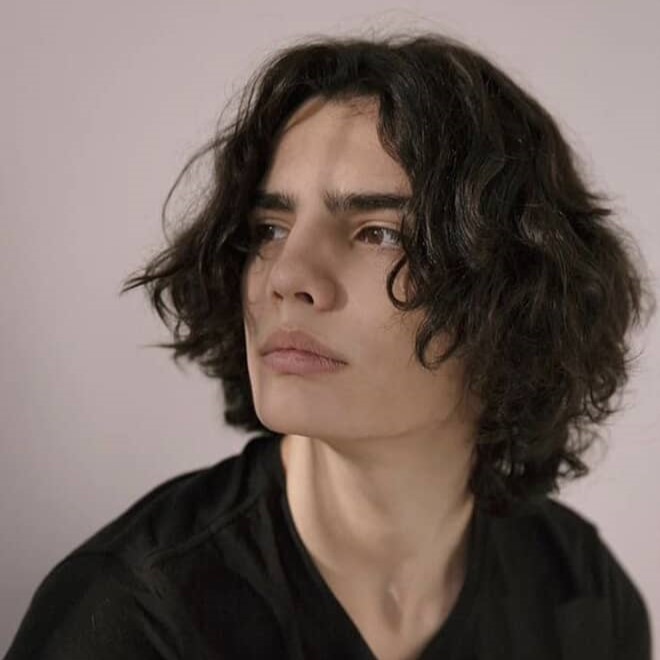 //cdn.optipic.io/site-102379/blog/men/zavivka/zavivka-krupnymi-lokonami-dlya-muzhchin/ig_messaging_cdn (2) (1).jpg