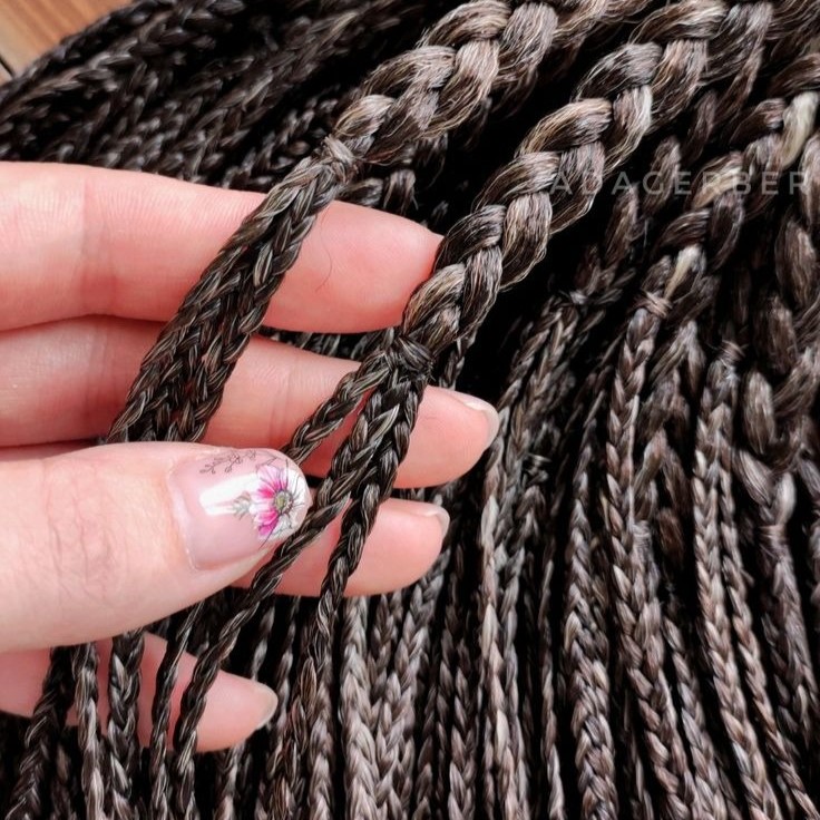 Микро-косы — внешний вид плетения крупным планом