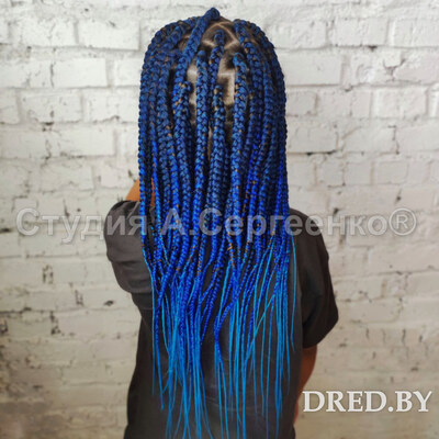 Детские афрокосички на всю голову в Минске — длинные косички с синим канекалоном, вид сзади