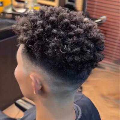 Афрозавивка на андеркат у мужчины — сочетание коротких боков и афрокудрей