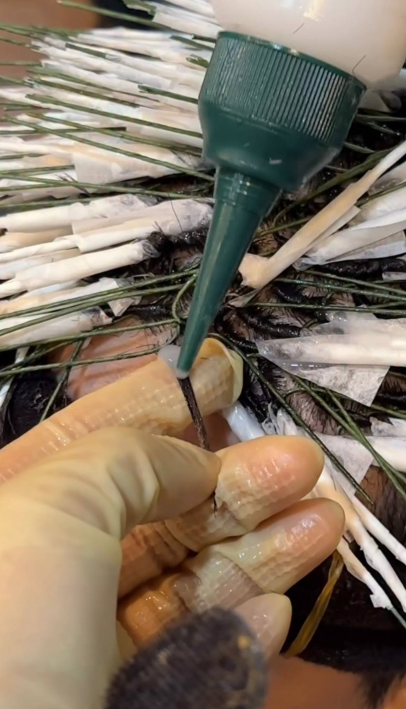 Нанесение состава при мужской афрозавивке