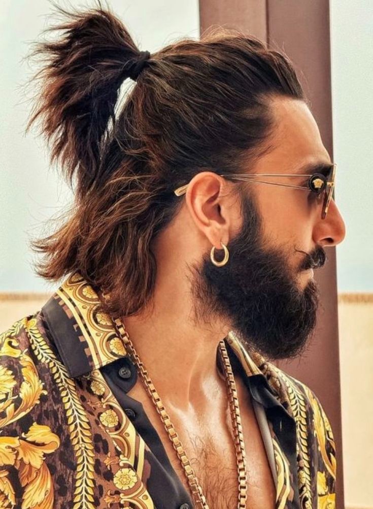 //cdn.optipic.io/site-102379/blog/men/strizhka/muzhskaya-pricheska-half-ponytail/7a458928c3831c9f867e16ad704fc7a6.jpg