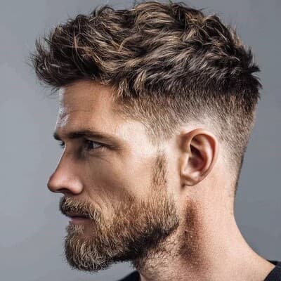 Мужская стрижка Messy Quiff с текстурным верхом, короткими висками и плавным фейдом