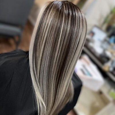 //cdn.optipic.io/site-102379/services/slozhnye-okrashivaniya/melirovanie/IMG_7770.JPG (1).jpeg