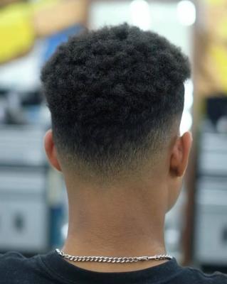 Мужская афрозавивка крупный план — упругие афрокудри