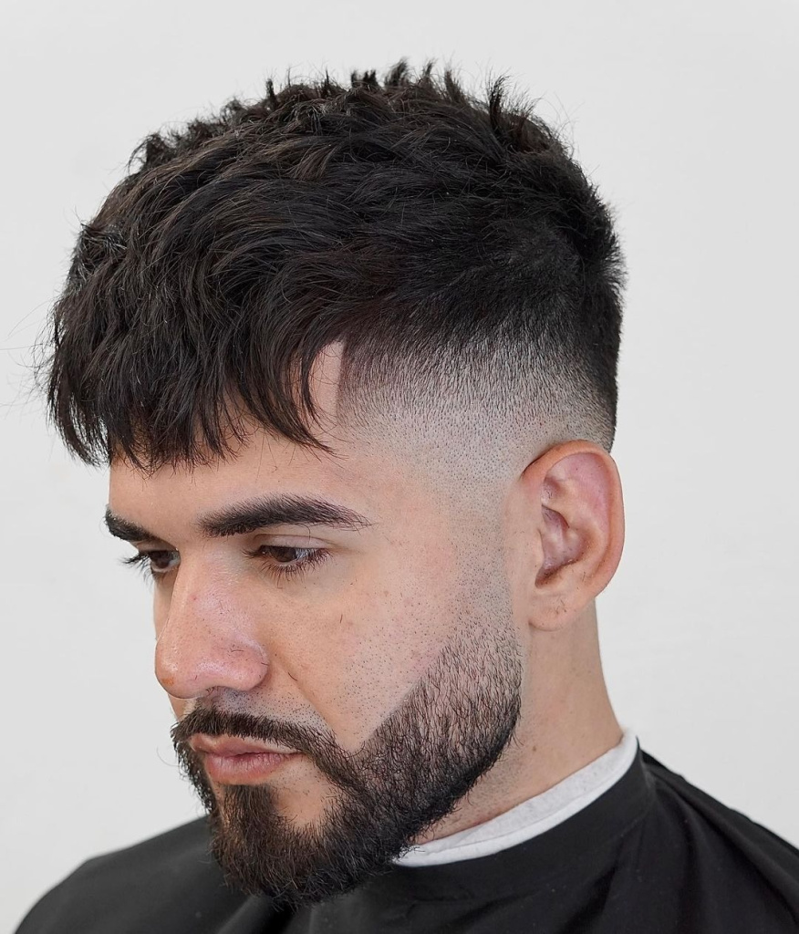 //cdn.optipic.io/site-102379/blog/men/strizhka/muzhskaya-strizhka-messy-fringe/31-line-up-fade-hairstyle-with-l.jpg