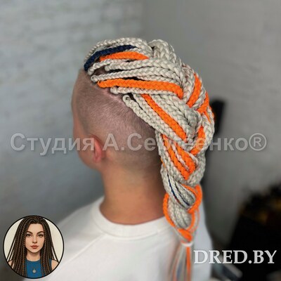 Белые афрокосы на теменной зоне с оранжевыми акцентами — плетение из канекалона, вид сзади 