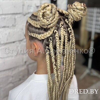 Лёгкая завивка на светлых коротких волосах