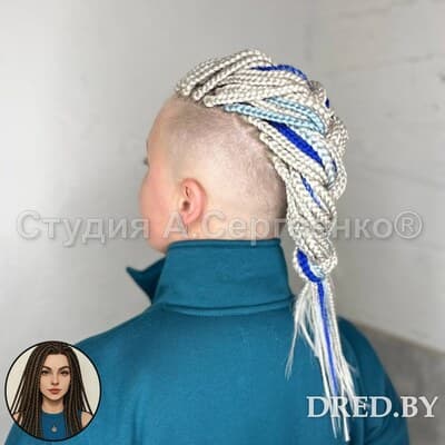 Белые афрокосы на теменной зоне с синими акцентами — плетение из канекалона при выбритых висках, вид сбоку 