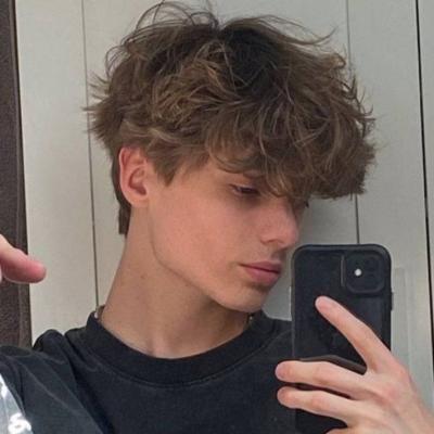 //cdn.optipic.io/site-102379/blog/men/strizhka/muzhskaya-strizhka-fluffy-fringe-flaffi-frindzh/photo_2025-12-29_15-29-01.jpg