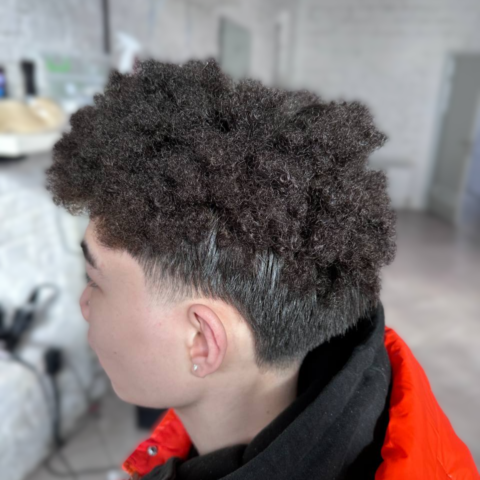 //cdn.optipic.io/site-102379/blog/men/zavivka/muzhskaya-afrozavivka/image (515).png