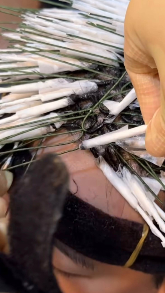 Накручивание волос при мужской афрозавивке