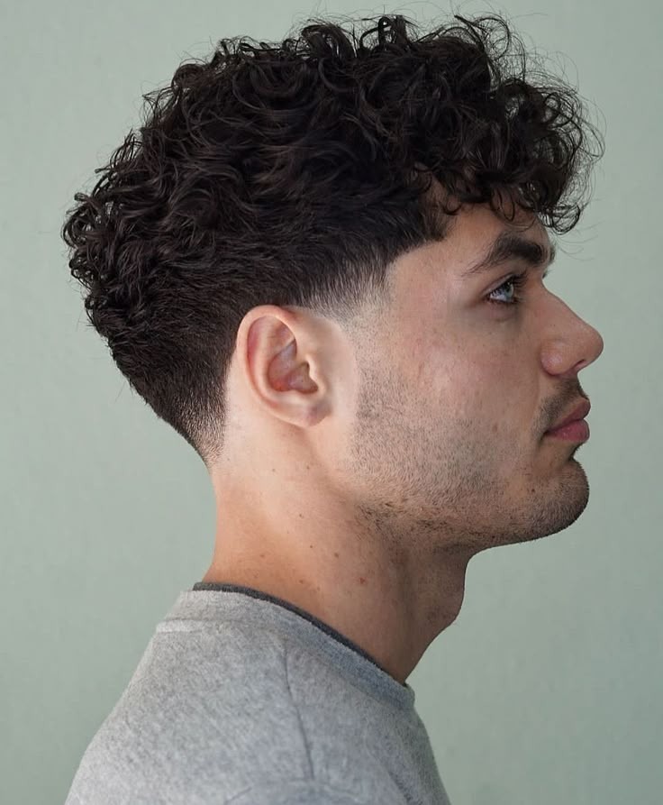 //cdn.optipic.io/site-102379/blog/men/strizhka/muzhskaya-strizhka-tapered-curls/80d6654e316af2adf7fec9137706ef64.jpg