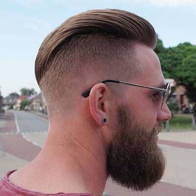 //cdn.optipic.io/site-102379/blog/men/strizhka/vidy-korotkikh-muzhskikh-strizhek/Mens-Slicked-Back-Undercut.jpg