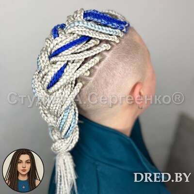 Белые афрокосы на теменной зоне с синими прядями — плотное плетение из канекалона, вид сзади 