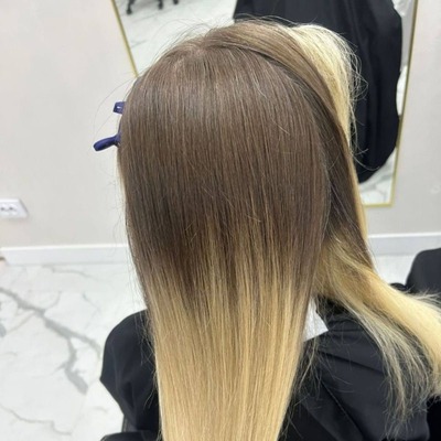 Контраст тёмных корней и осветлённой длины волос