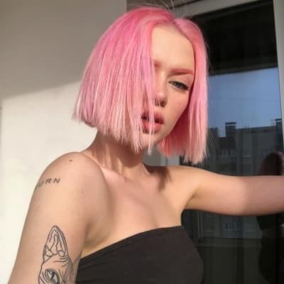 Розовые волосы на каре