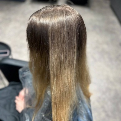 Ранее осветлённые волосы с отросшими корнями, подготовка к сложному окрашиванию