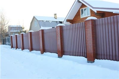 Кирпичный дом - яркая деталь участка