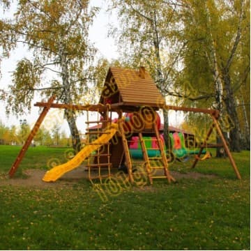 Игровая площадка Джая с деревянной крышей  и рукоходом