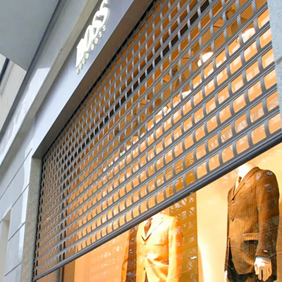 Роллетные решетки для витрин магазинов