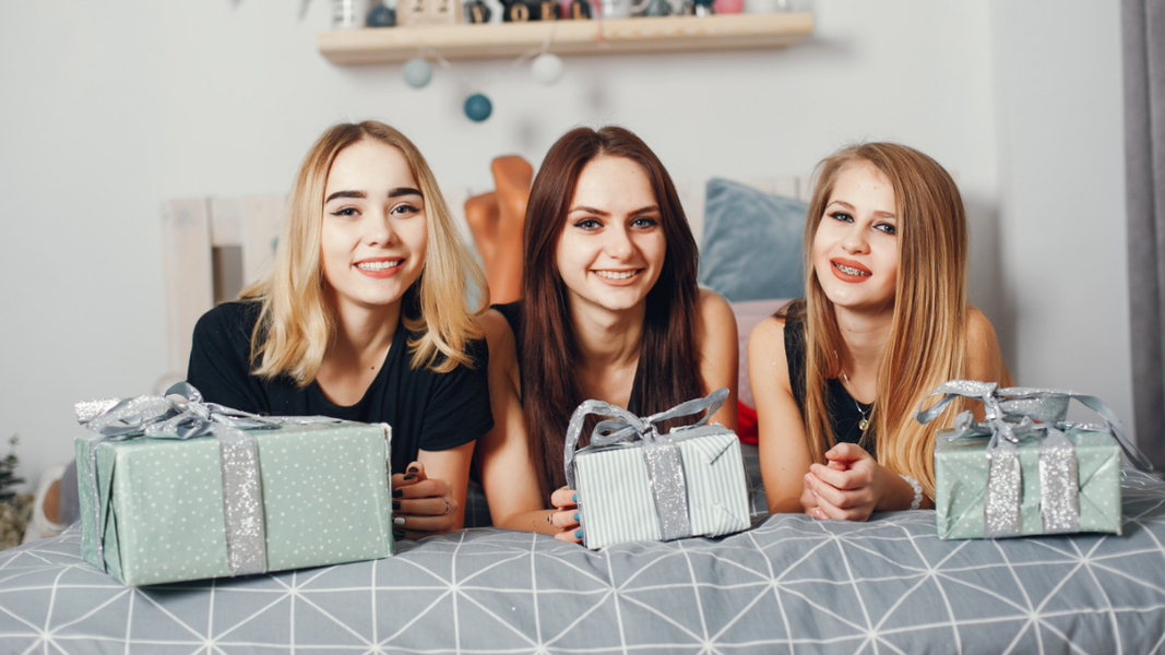 Что подарить подруге на 18 лет? 20 самых лучших идей подарков для любого кармана